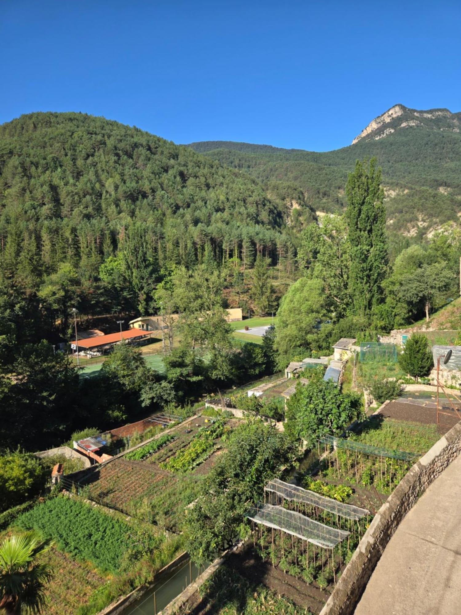 En El Corazon De Baga, Precioso Pueblo Medieval Esterno foto